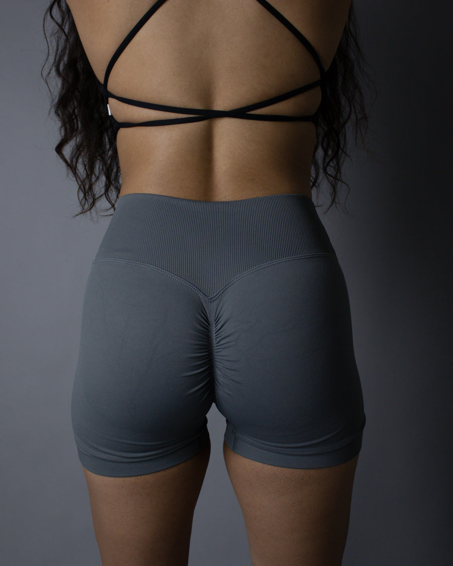 LE CHÉRIE SEAMLESS "VITALITÉ" CROSS SHORTS IN WASHED GRAY